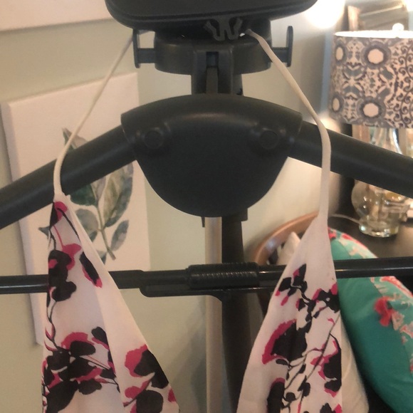 Gorgeous halter dress - Picture 3 of 4